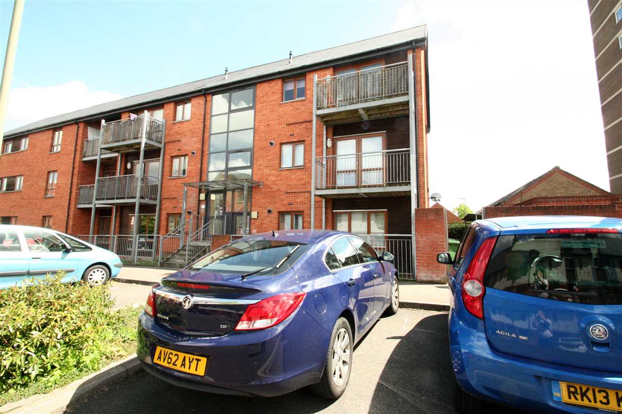 Oakridge, Basingstoke, Hampshire - Picture 1