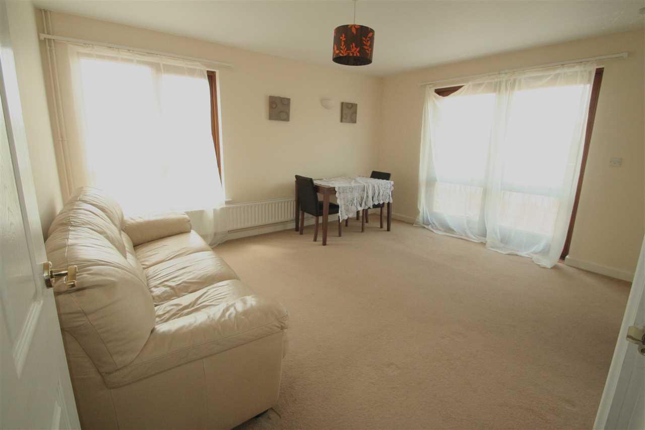 Oakridge, Basingstoke, Hampshire - Picture 2