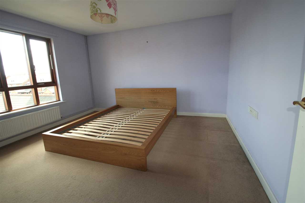 Oakridge, Basingstoke, Hampshire - Picture 4