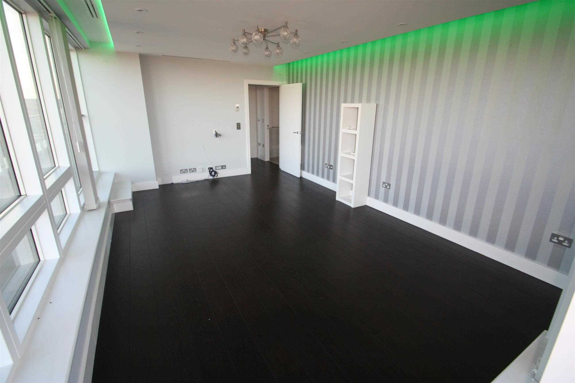 Penthouse Apartment, Skykline Plaza, Basingstoke - Picture 2