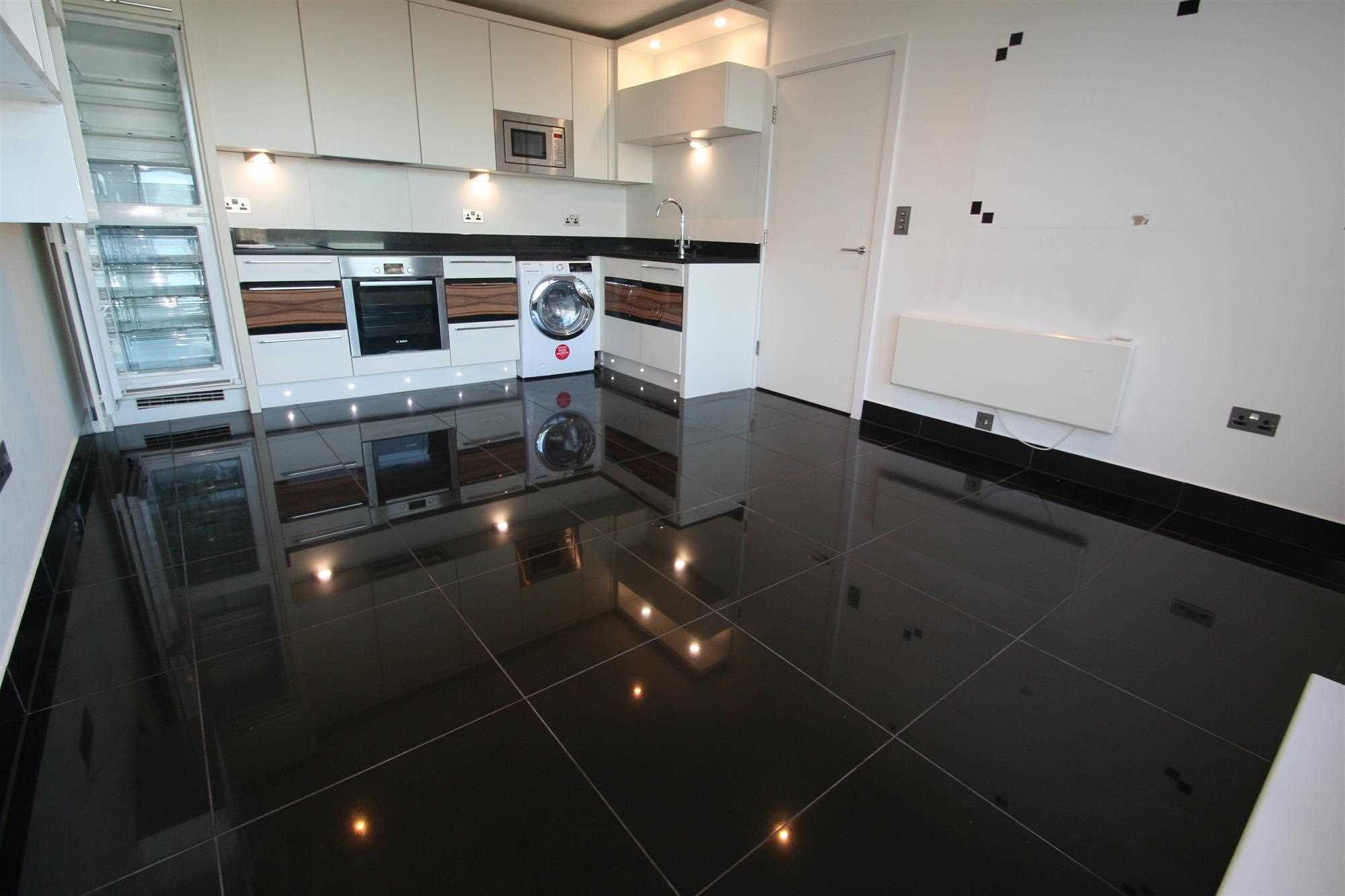 Penthouse Apartment, Skykline Plaza, Basingstoke - Picture 4