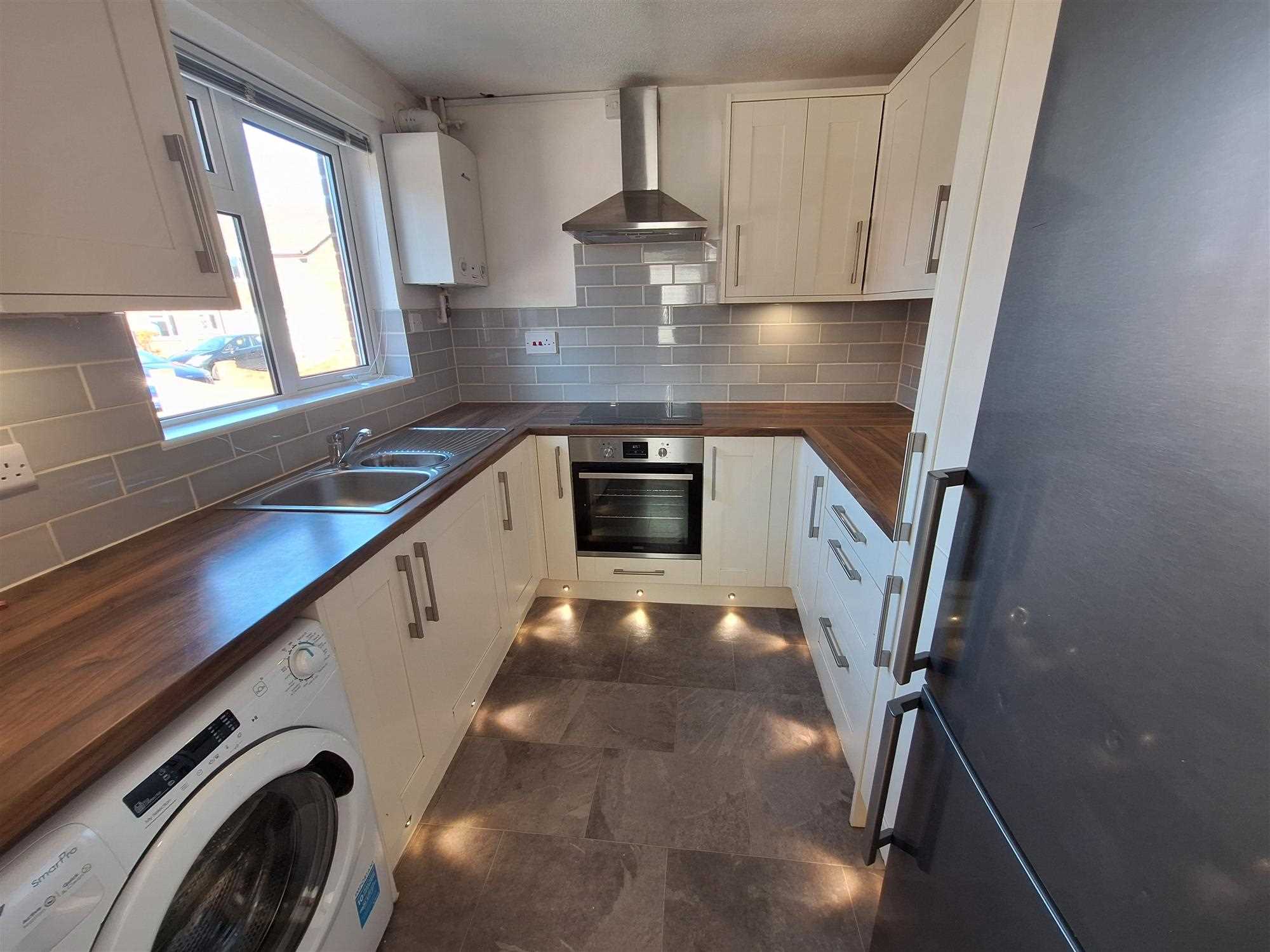 Winchfield Gardens, Tadley, Hampshire - Picture 3