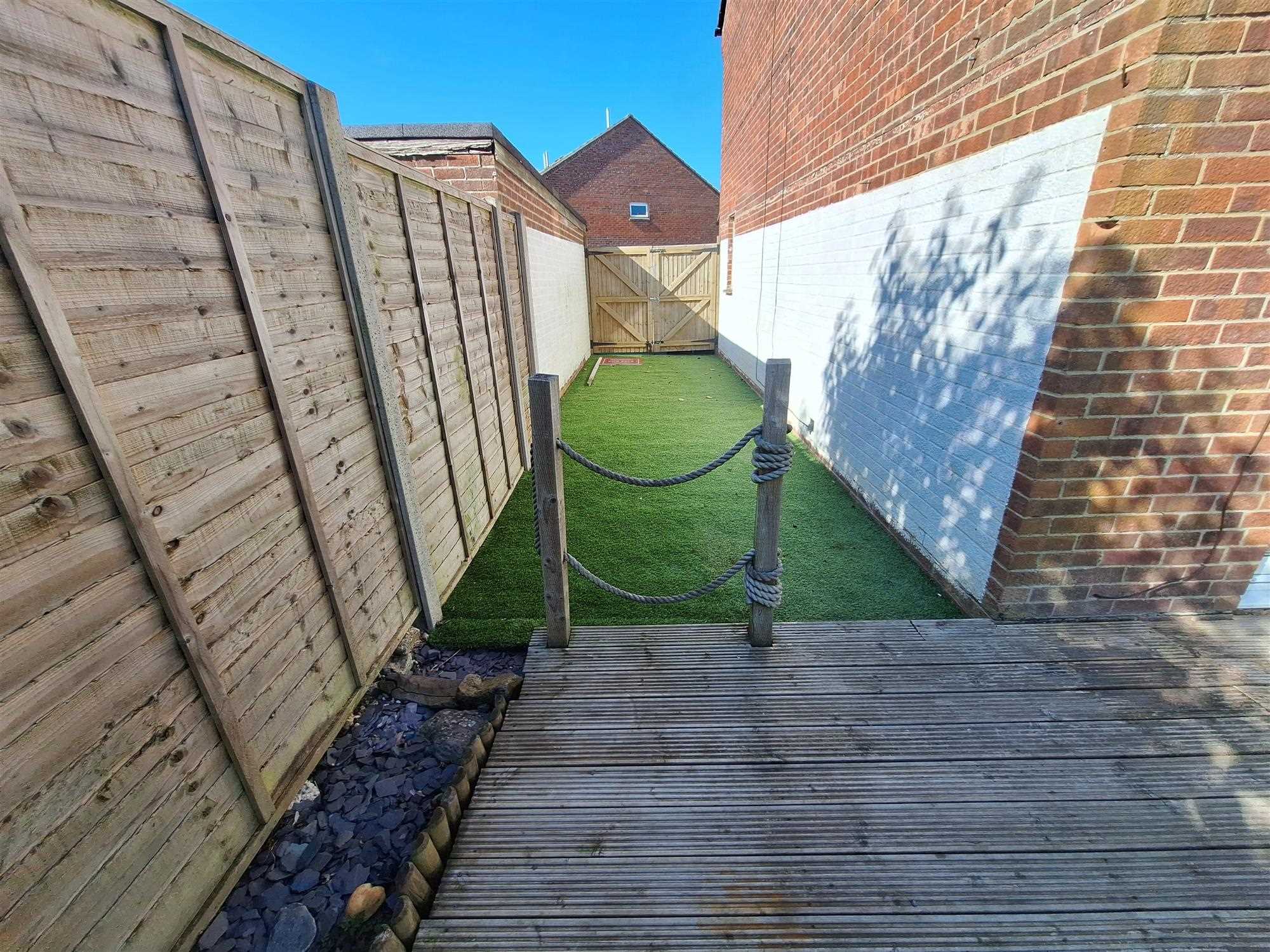 Winchfield Gardens, Tadley, Hampshire - Picture 11