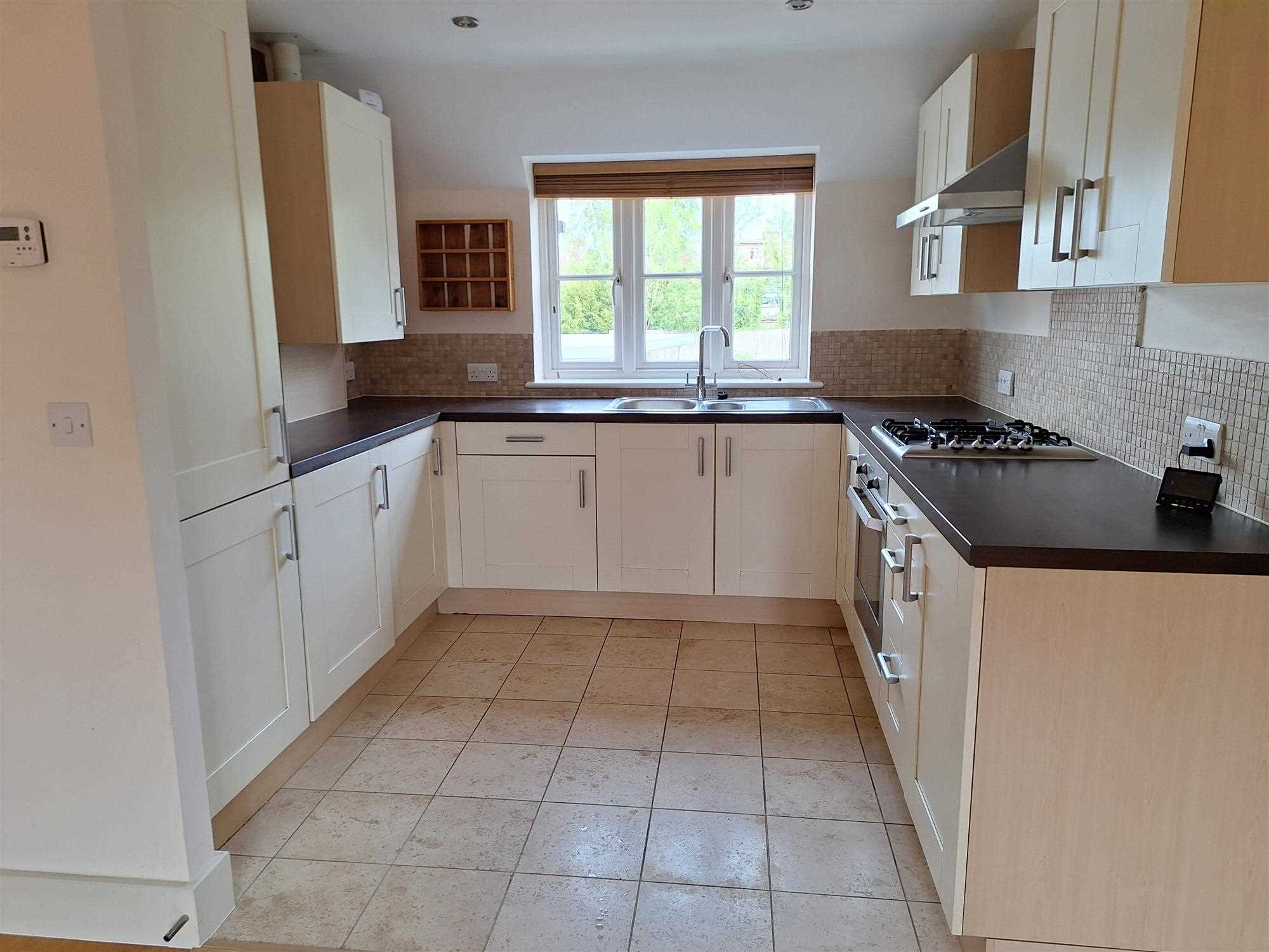 Manor Court - Picture 3