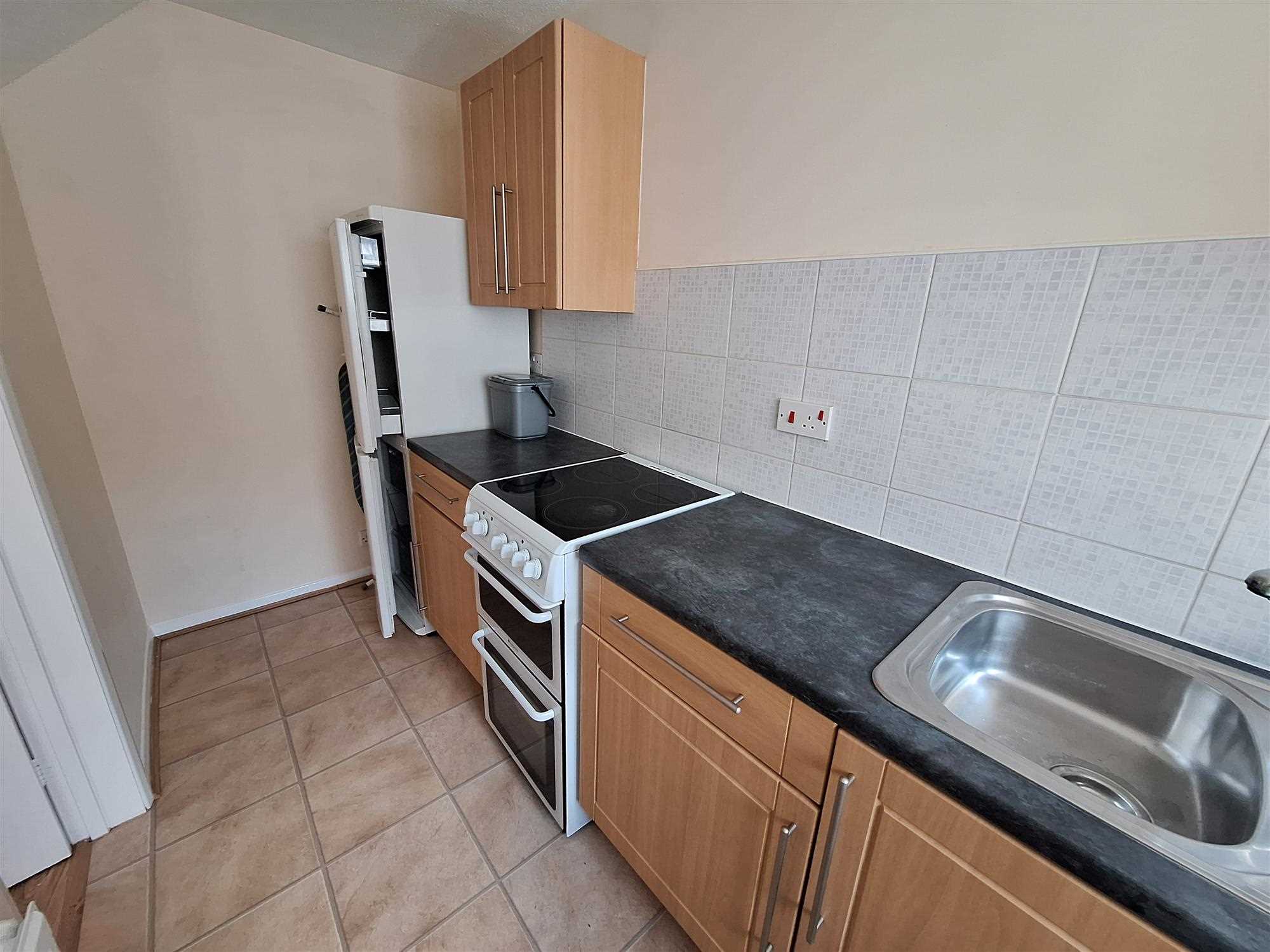 Chineham, Basingstoke, Hampshire - Picture 3