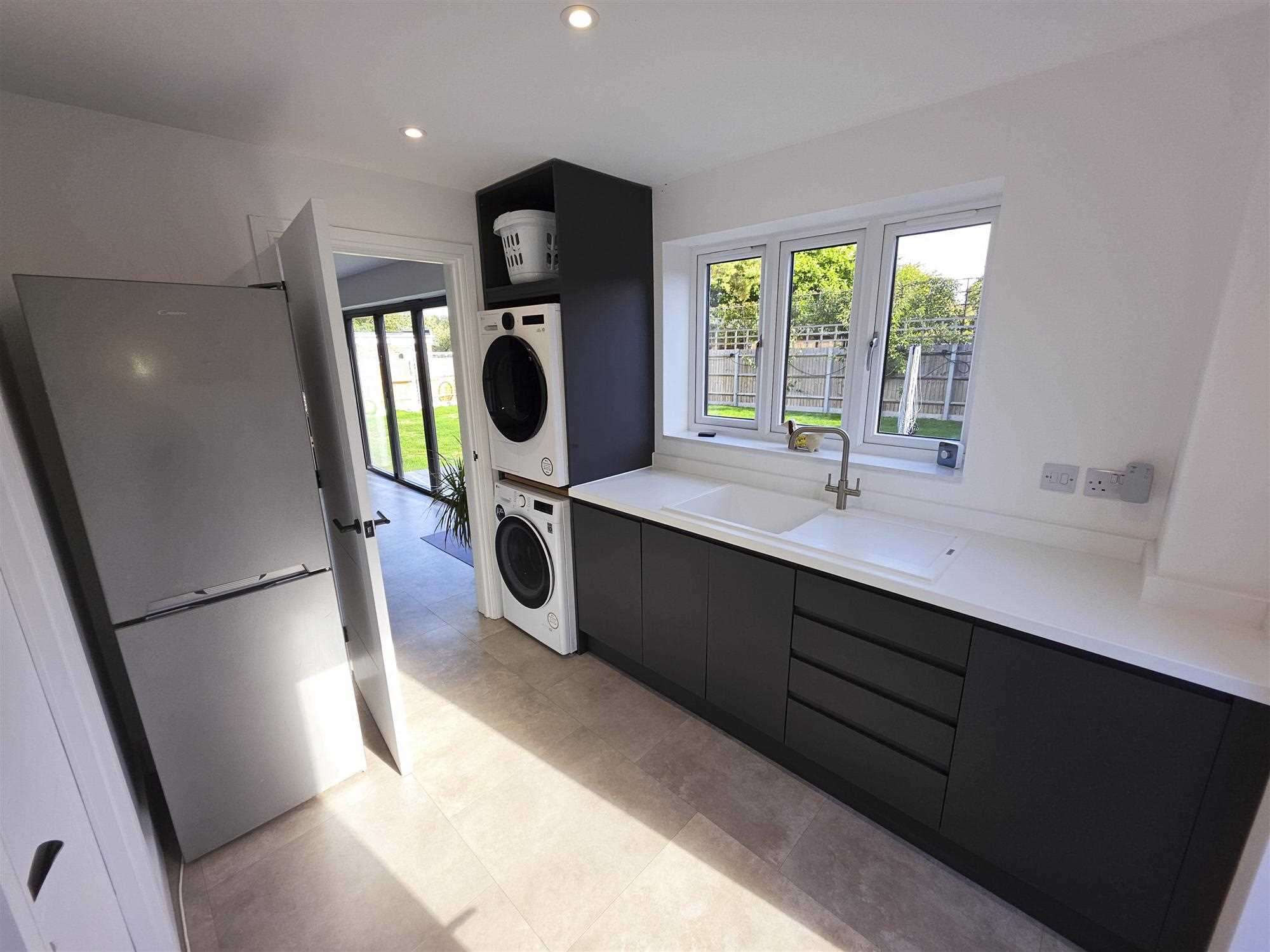 Byfleet Avenue - Picture 14